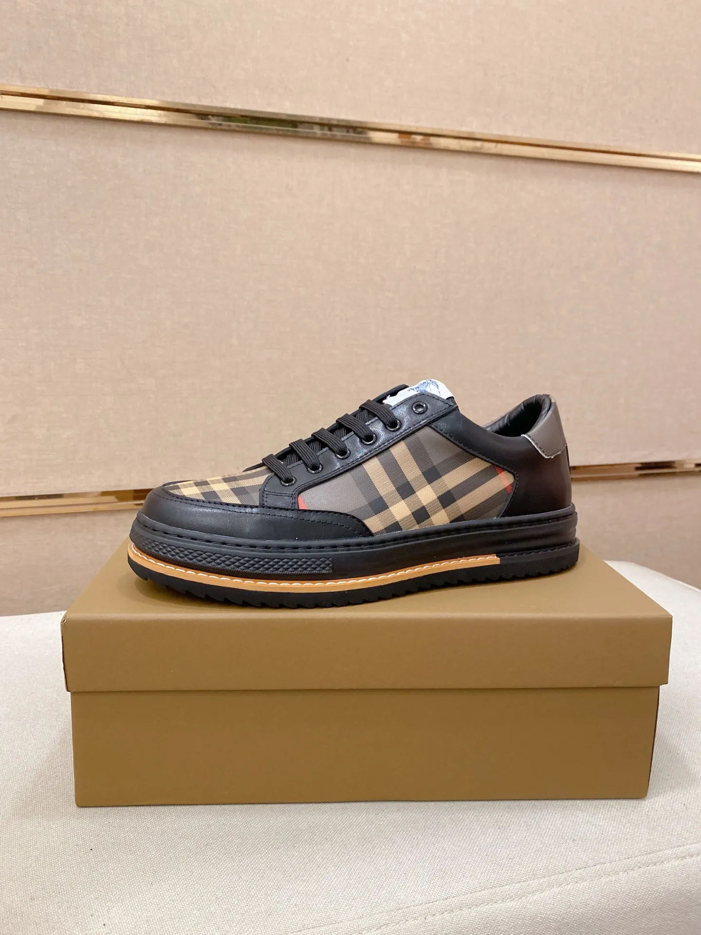 Men's shoes 💰: 420💰🇮🇹🇮🇹BURBERRY's top purchasing agents are available simultaneously at the counter. 🔍🔍On sale at the same time. Positive code number: 38-44 Italian imported first-layer cowhide with fabric. Fully imported sheepskin lining, sole: the original sole is specially provided by the original factory, the exclusive movable molded sole is super comfortable, the original factory follows the order, 🔍🔍high quality, you can go in and out of the counter at will, welcome to compare. Can be customized. 45 non-refundable